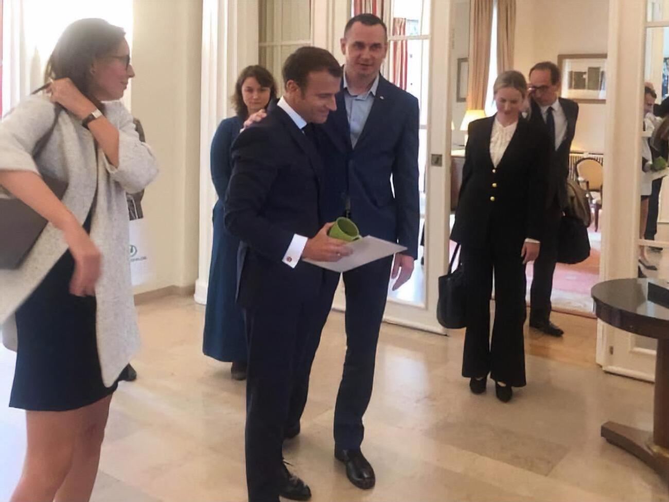 Сенцов подарил Макрону свою тюремную кружку