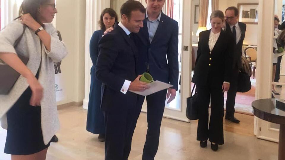 Сенцов подарил Макрону свою тюремную кружку