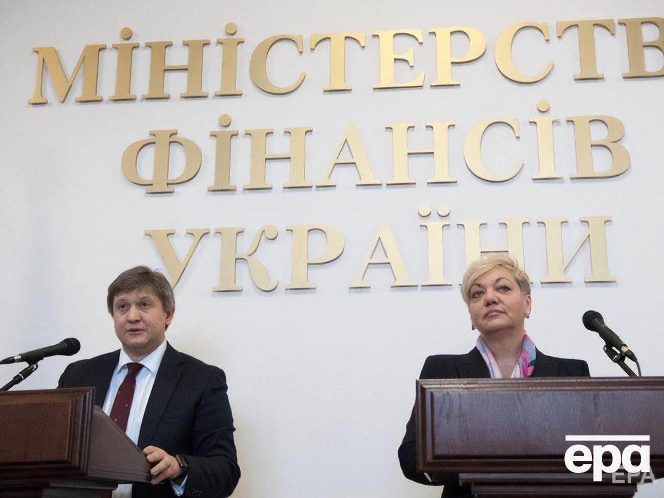 Данилюк (ліворуч) очолював Мінфін, коли націоналізували "ПриватБанк"