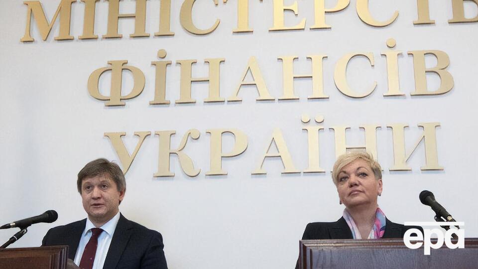 Данилюк (ліворуч) очолював Мінфін, коли націоналізували "ПриватБанк"