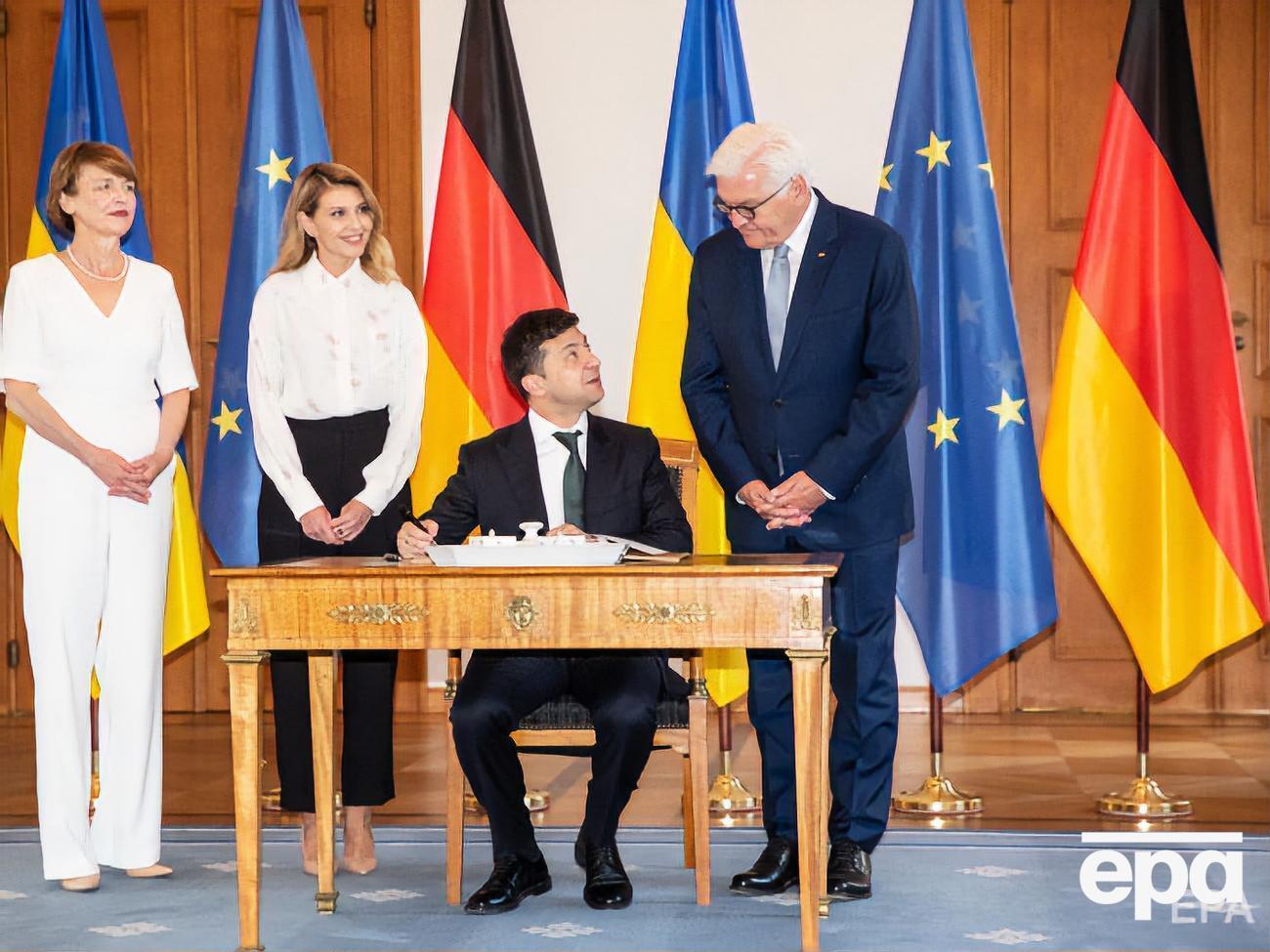 Зеленский сообщил, что Украина согласилась на формулу, носящую имя Штайнмайера (справа)