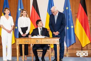 Зеленский сообщил, что Украина согласилась на формулу, носящую имя Штайнмайера (справа)