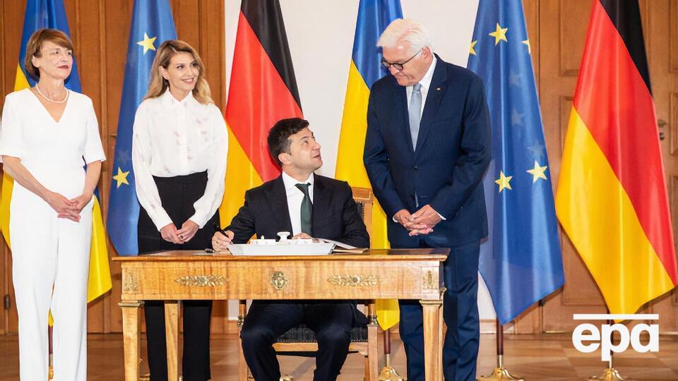 Зеленский сообщил, что Украина согласилась на формулу, носящую имя Штайнмайера (справа)