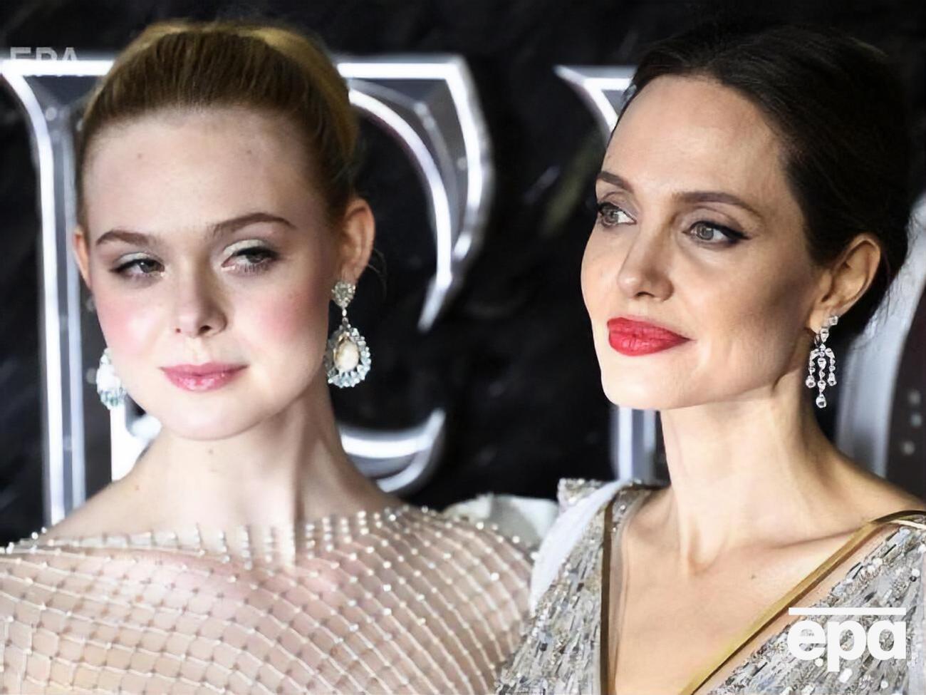 Джоли и Фаннинг появились в светлых платьях