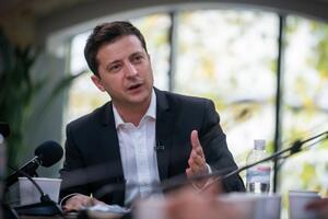 Зеленський: Я не можу переїхати до жодної резиденції, тому що наше суспільство почне мене через це... Ну ви розумієте...