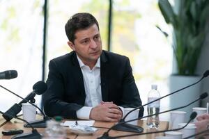 Зеленский: Мы должны сделать закон, где украинец может свободно распоряжаться своей землей