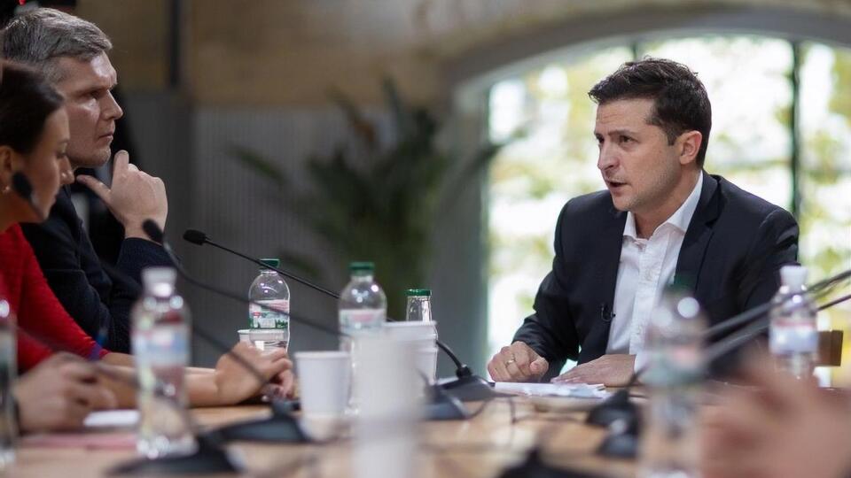 Зеленський: Є парламентарії, які використовують недосвідченість деяких депутатів партії "Слуга народу"