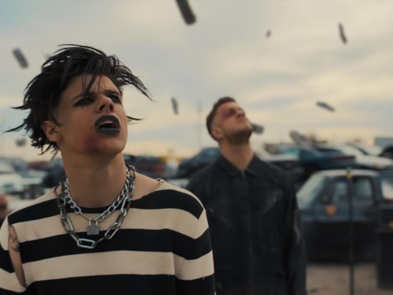 Ролик снимали на свалке автомобилей