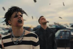 Ролик снимали на свалке автомобилей