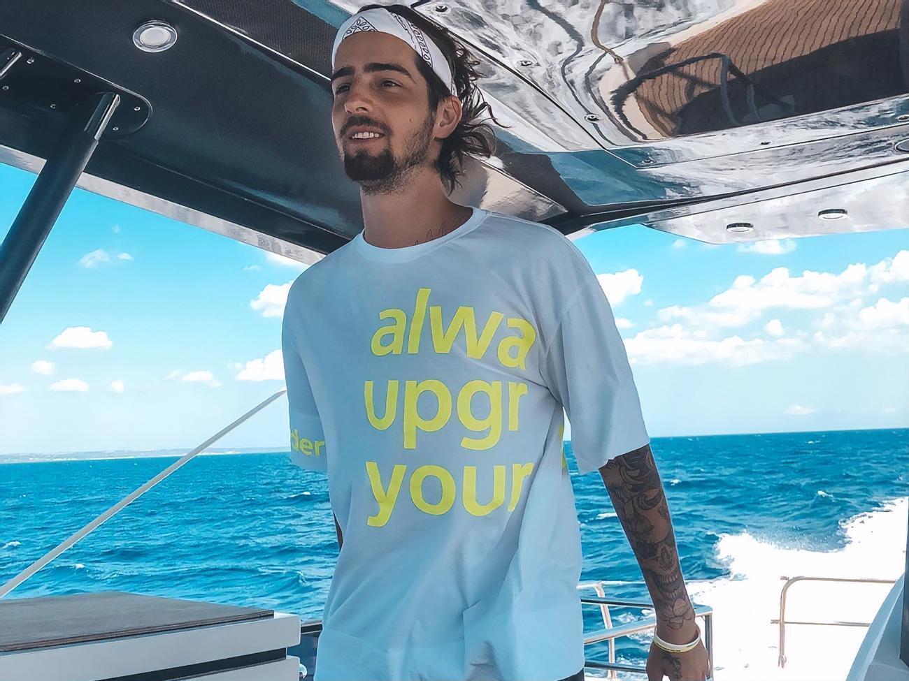 Dantes исполняет роль человека, который с наступлением 30-летия переоценивает жизненные ценности