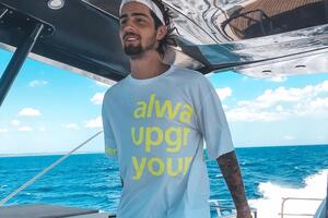 Dantes исполняет роль человека, который с наступлением 30-летия переоценивает жизненные ценности