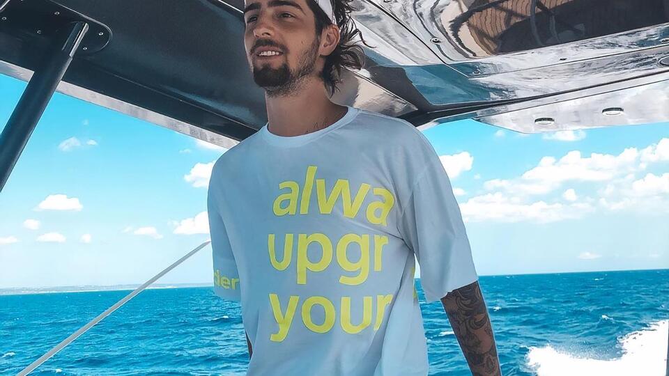 Dantes виконує роль людини, яка з початком 30-річчя переоцінює життєві цінності