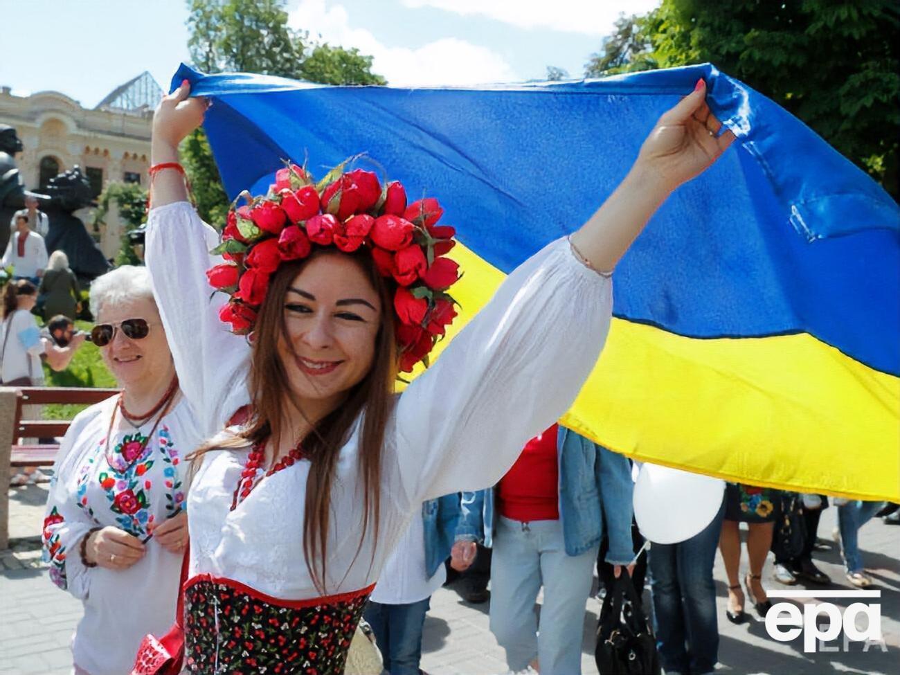 Згідно з Конституцією, державною мовою в Україні є українська