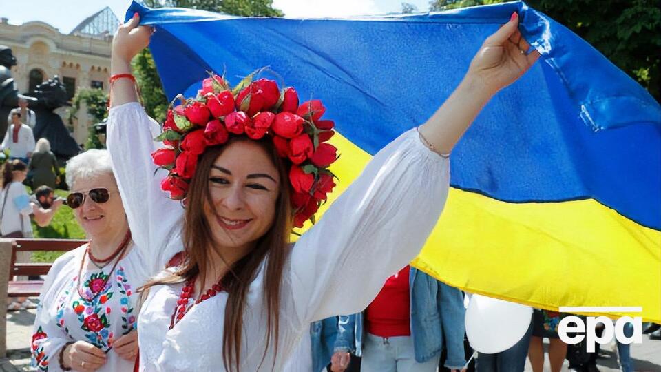 Согласно Конституции, государственным языком в Украине является украинский