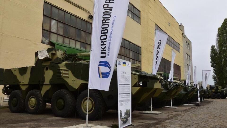 За даними Bihus.info, Бабич причетний до закупівлі несертифікованої сталі для виробництва БТР на замовлення Міноборони