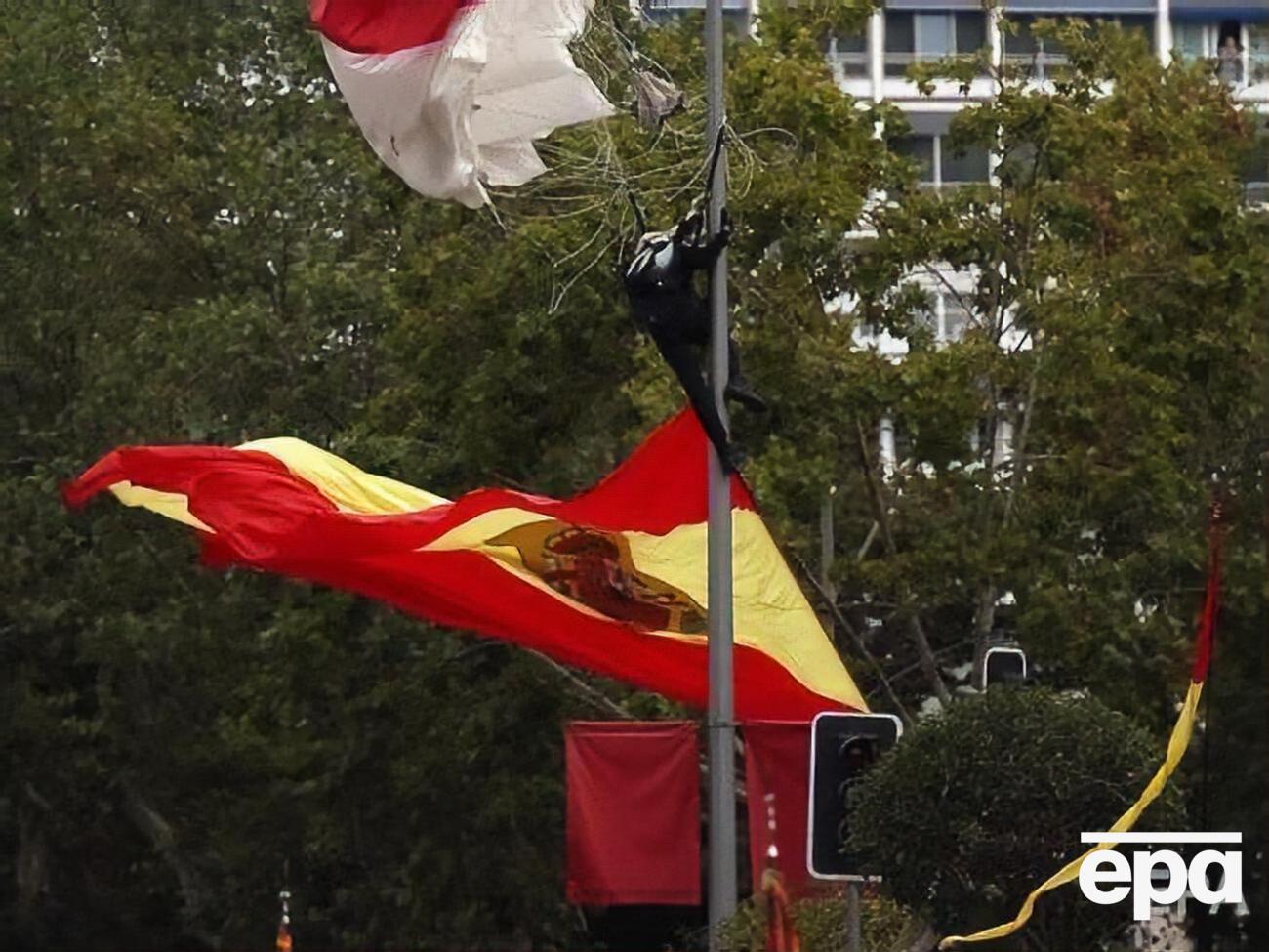 Парашутист висів на стовпі кілька хвилин