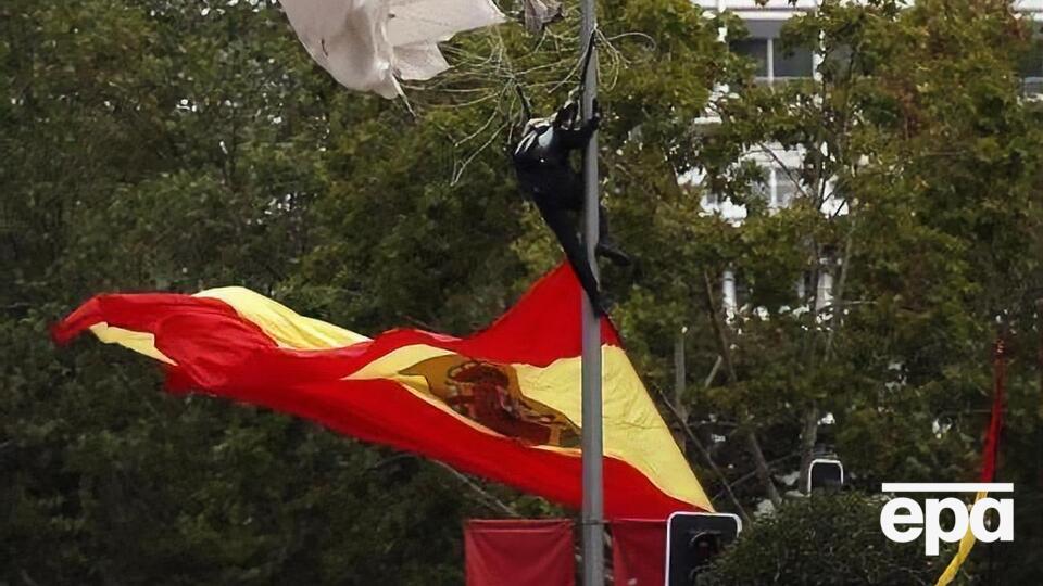 Парашутист висів на стовпі кілька хвилин