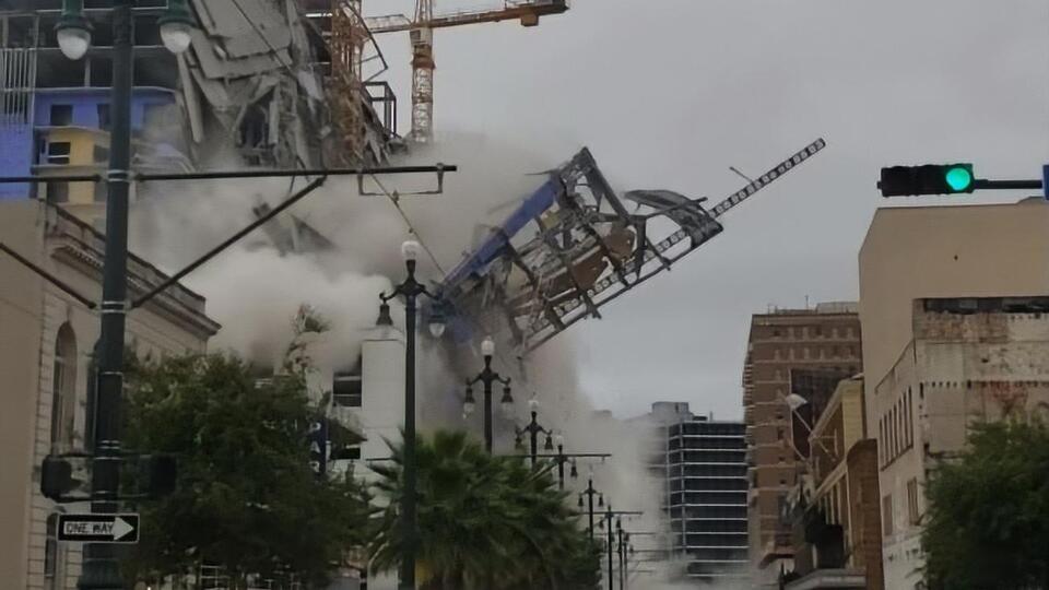 На записях видно, что обваливаться начали верхние этажи