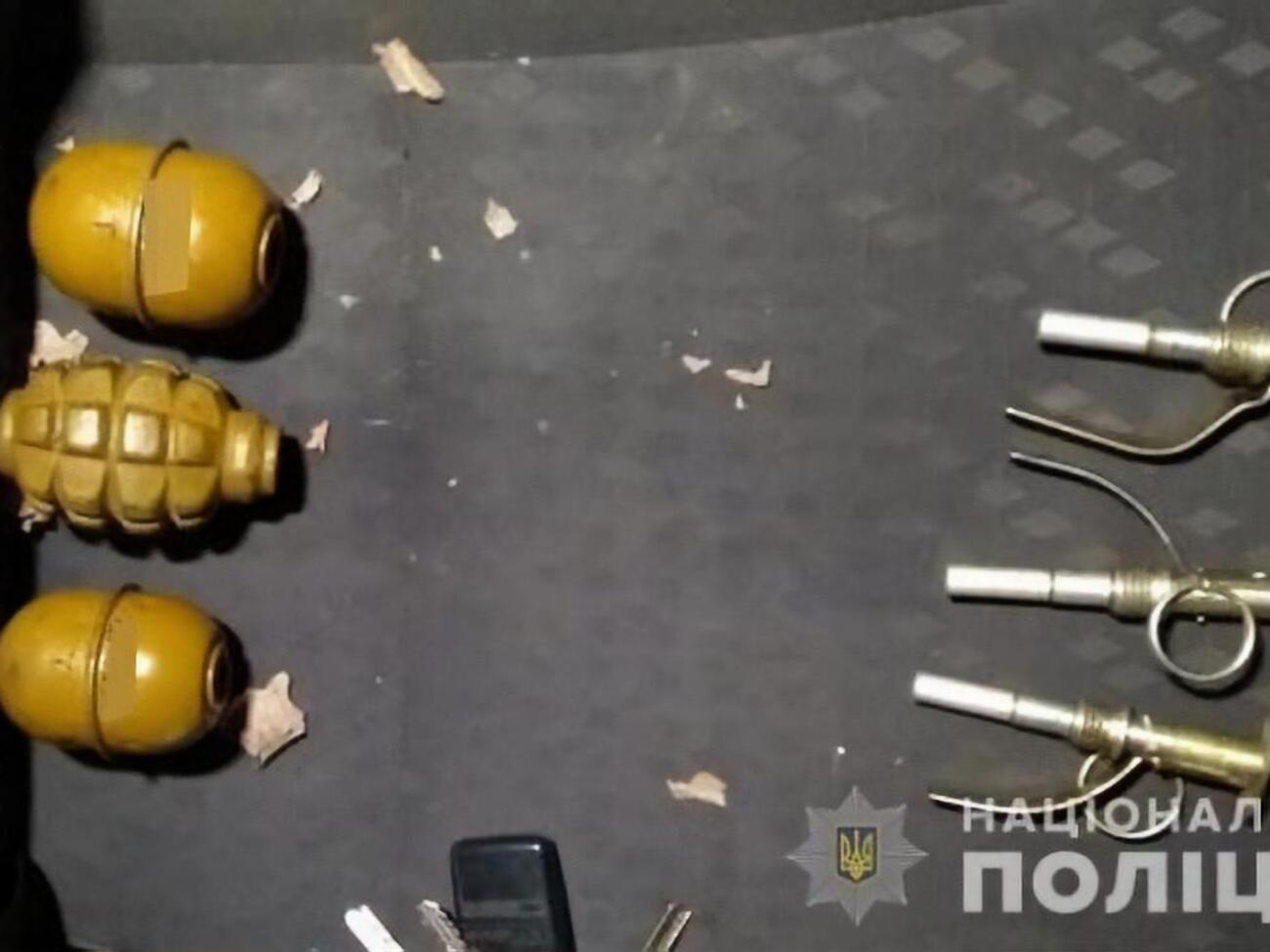 Поліція передала вилучене на експертизу