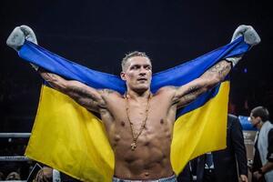 Усик здобув перемогу у першому поєдинку в суперважкій вазі технічним нокаутом
