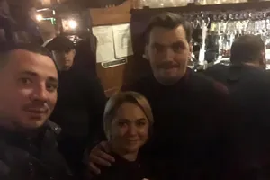 Гончарук (справа) посетил вечеринку ветеранов в Киеве