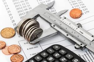 Исследование КМИС: Наиболее тенизированными секторами экономики являются розничная торговля и строительство