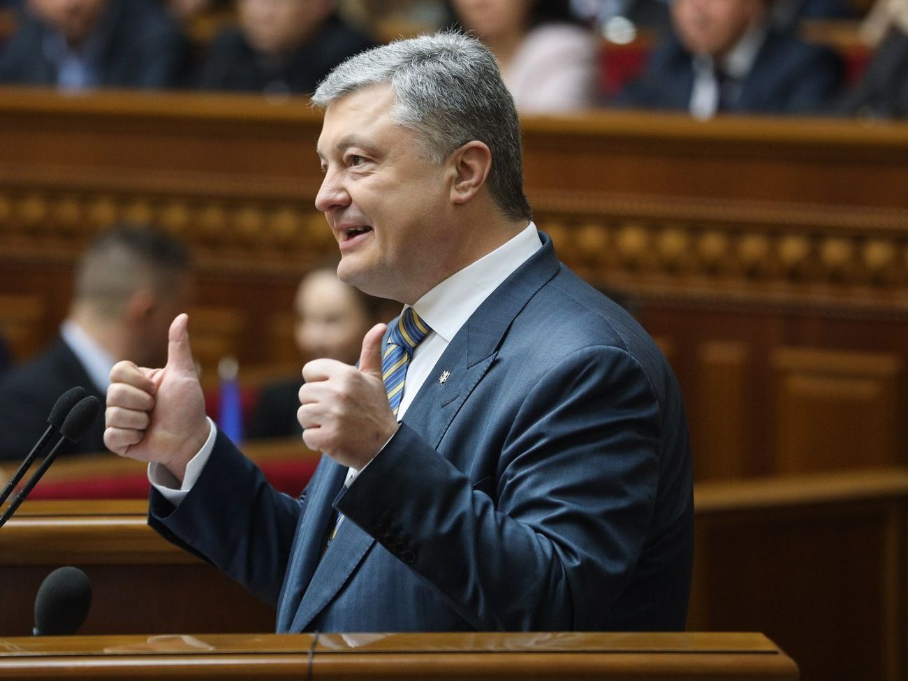 Порошенко: На українську армію з острахом озираються капітулянти