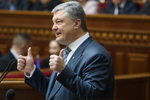 Порошенко: На українську армію з острахом озираються капітулянти