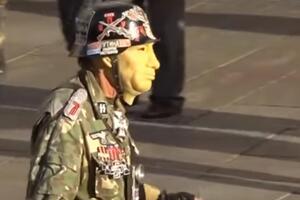 Людина в масці Путіна брала участь у марші УПА