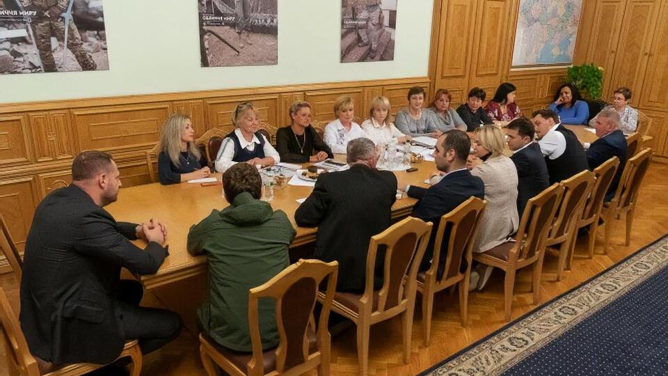 Зеленський зустрівся з рідними загиблих військовослужбовців