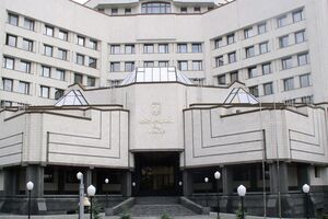 Сьогодні Шевчук подав у секретаріат суду заяву про поновлення на посаді