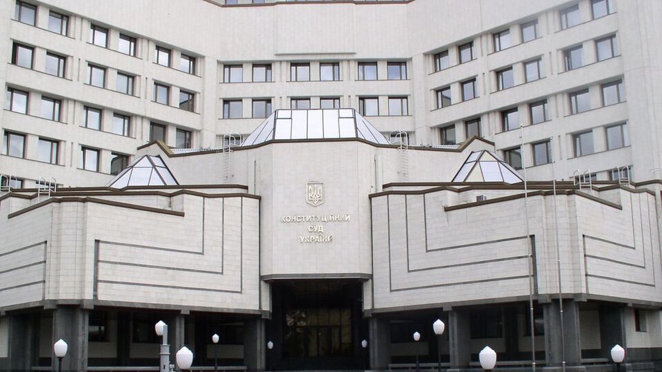 Сьогодні Шевчук подав у секретаріат суду заяву про поновлення на посаді