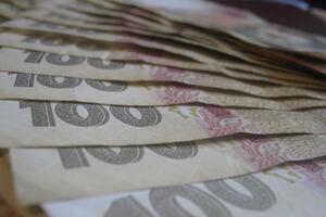 МВФ прогнозує щорічне ослаблення гривні до долара