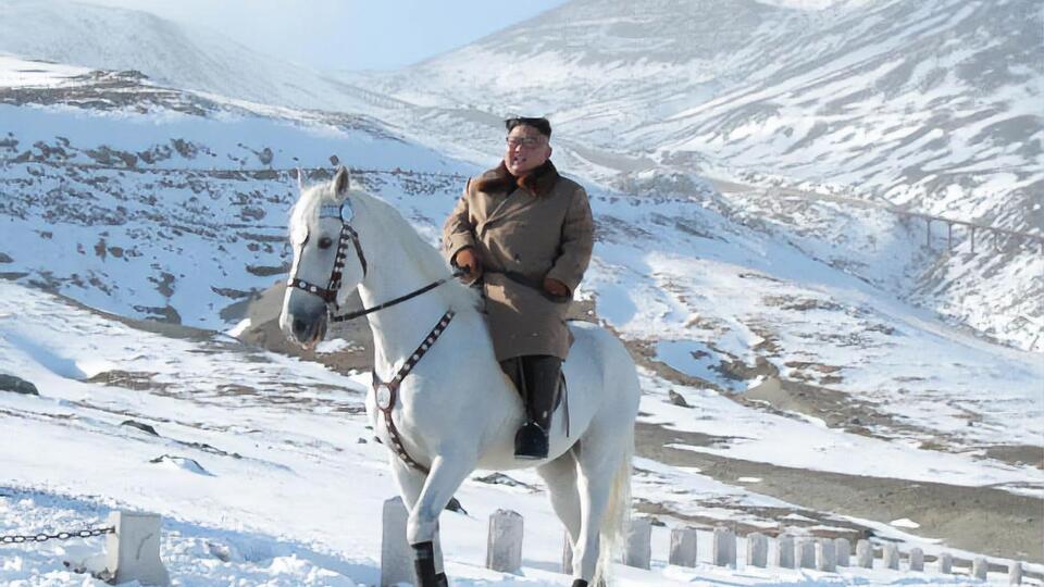 Кім Чен Ин на білому коні піднявся на найвищу гору КНДР. Фоторепортаж