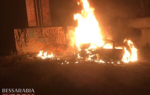 Водитель слетел с дороги и врезался в кирпичную стелу, затем машина загорелась