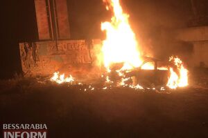 Водій злетів із дороги і врізався в цегляну стелу, потім машина загорілася