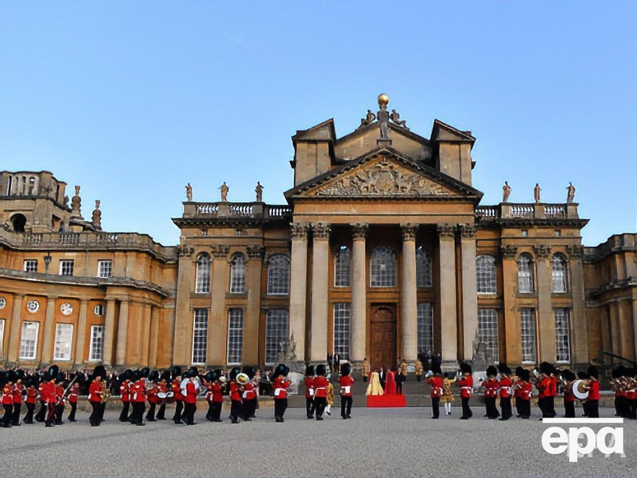 Золотой унитаз был выставлен в Бленхеймском дворце