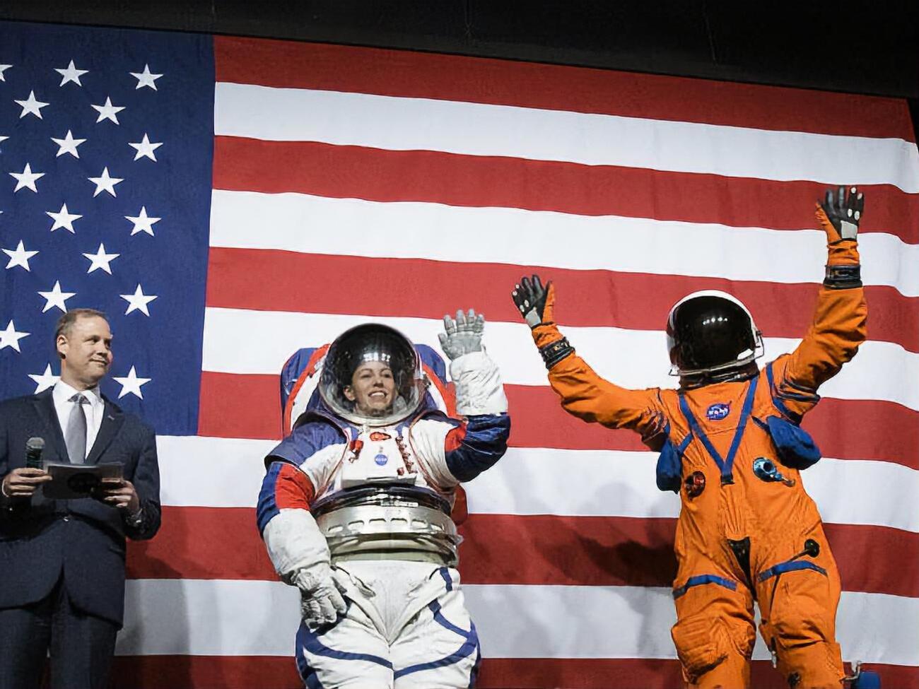 NASA представила прототипы скафандров OCSS и xEMU