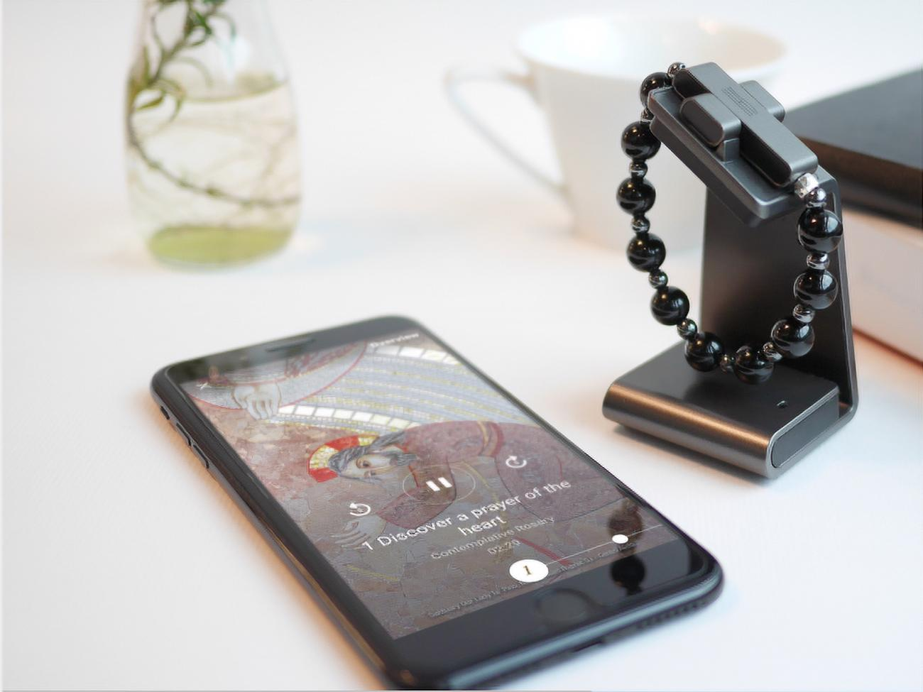 Розумні чотки під'єднуються до телефона і є інструментом навчання молитвам