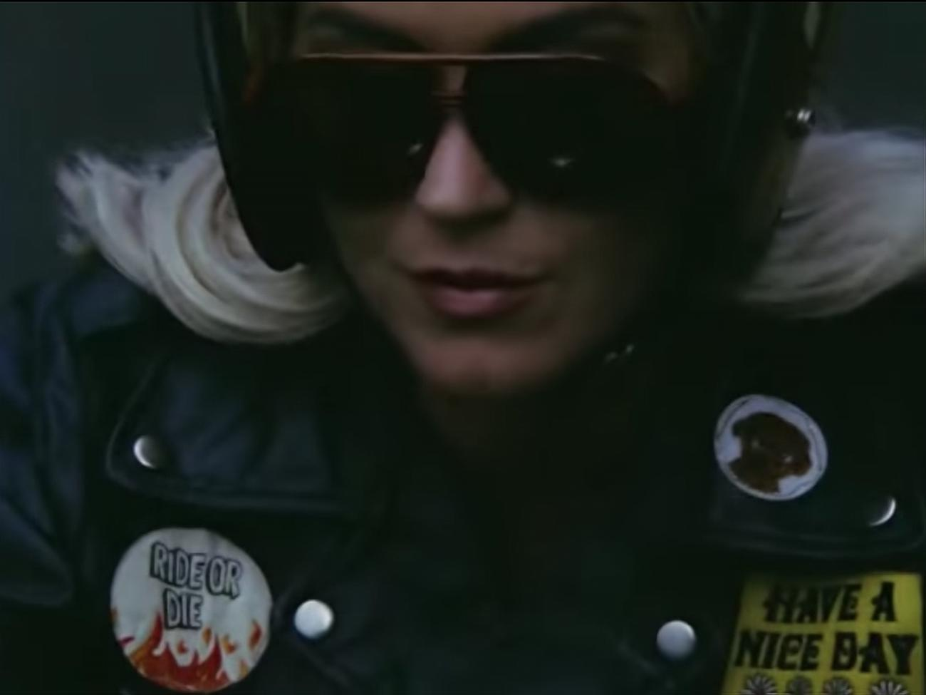 Перрі в новому ролику катається на мотоциклі