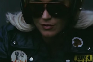 Перрі в новому ролику катається на мотоциклі