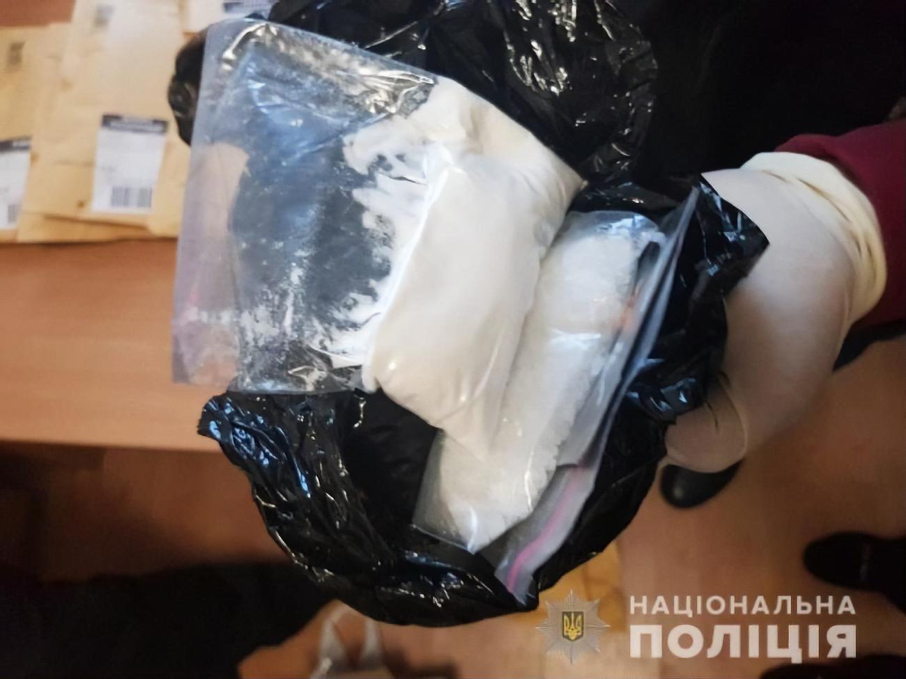 Злоумышленник на почте маскировал наркотики под торговый бренд