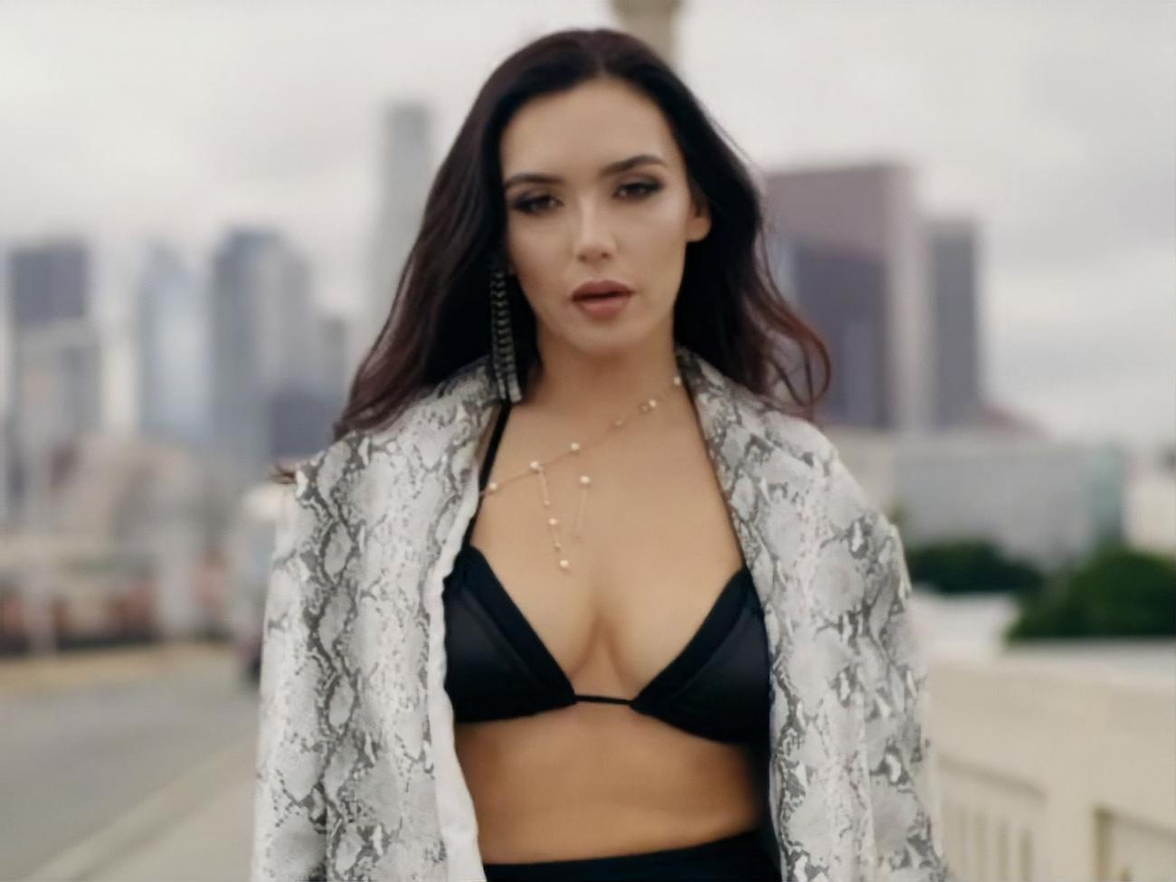 Серябкина в новом ролике показала тело в белье