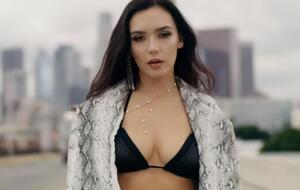 Серябкина в новом ролике показала тело в белье