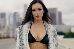 Серябкина в новом ролике показала тело в белье