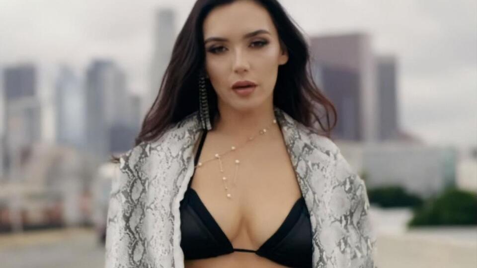 Серябкина в новом ролике показала тело в белье