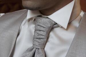 У 1827 році Бальзак присвятив краватці цілу книгу