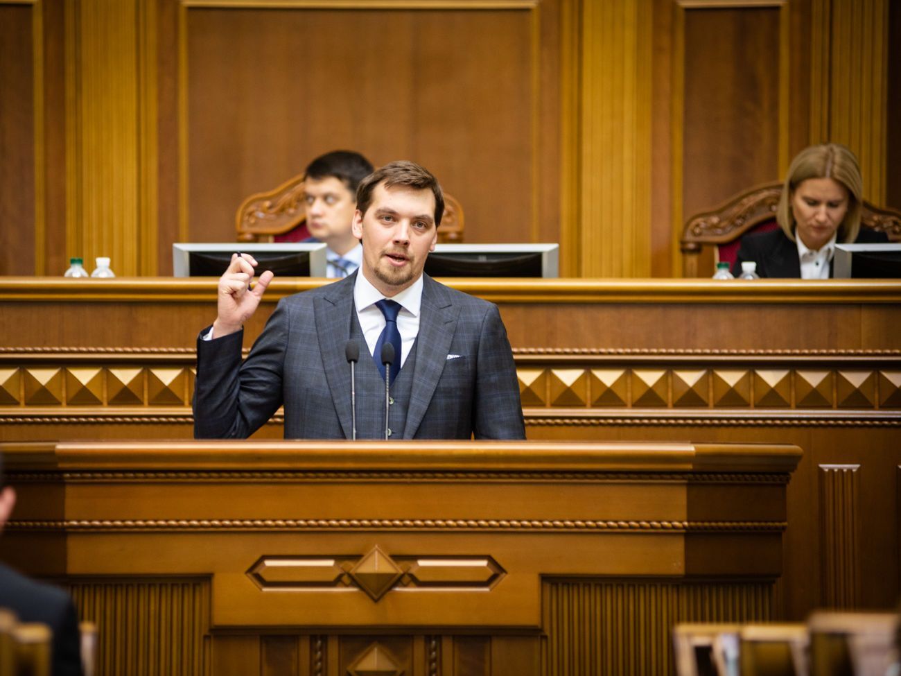 Гончарук розмовляв із депутатами від "Слуги народу" на підвищених тонах, повідомляє джерело