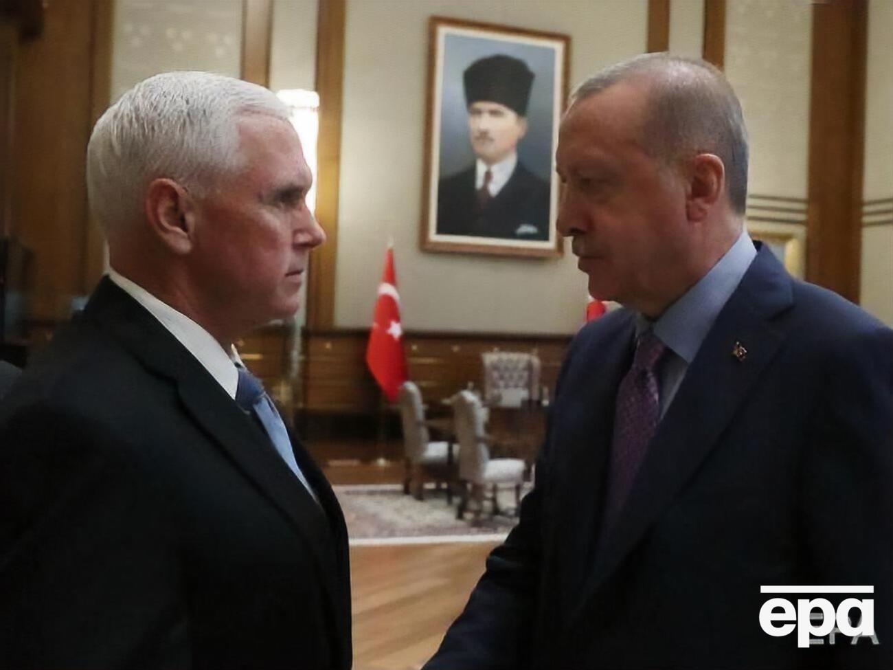 После переговоров с делегацией из США (на фото вице-президент Майк Пенс) Эрдоган согласился приостановить военную операцию "Источник мира"