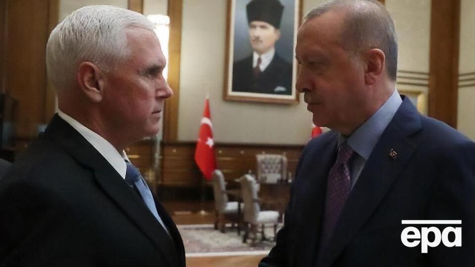 Після перемовин із делегацією зі США (на фото віцепрезидент Майк Пенс) Ердоган погодився припинити військову операцію "Джерело миру"